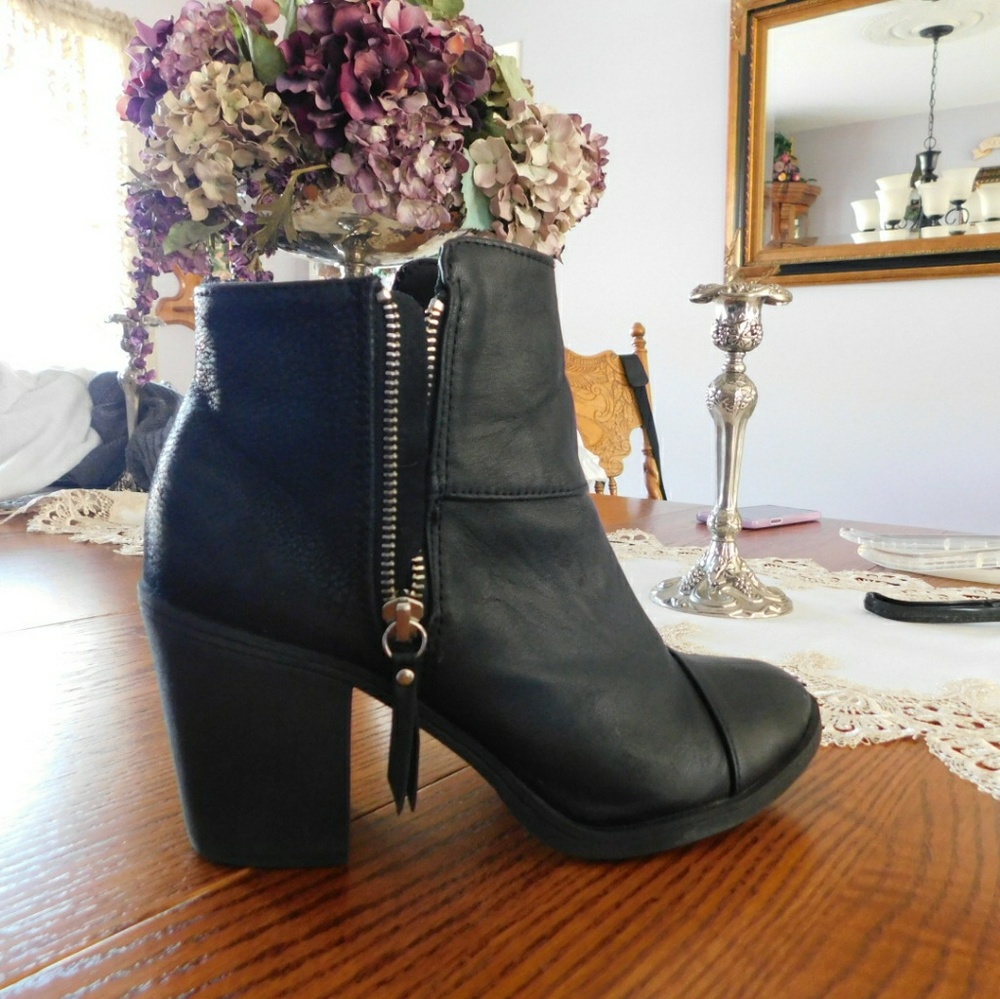 Black heeled shoe